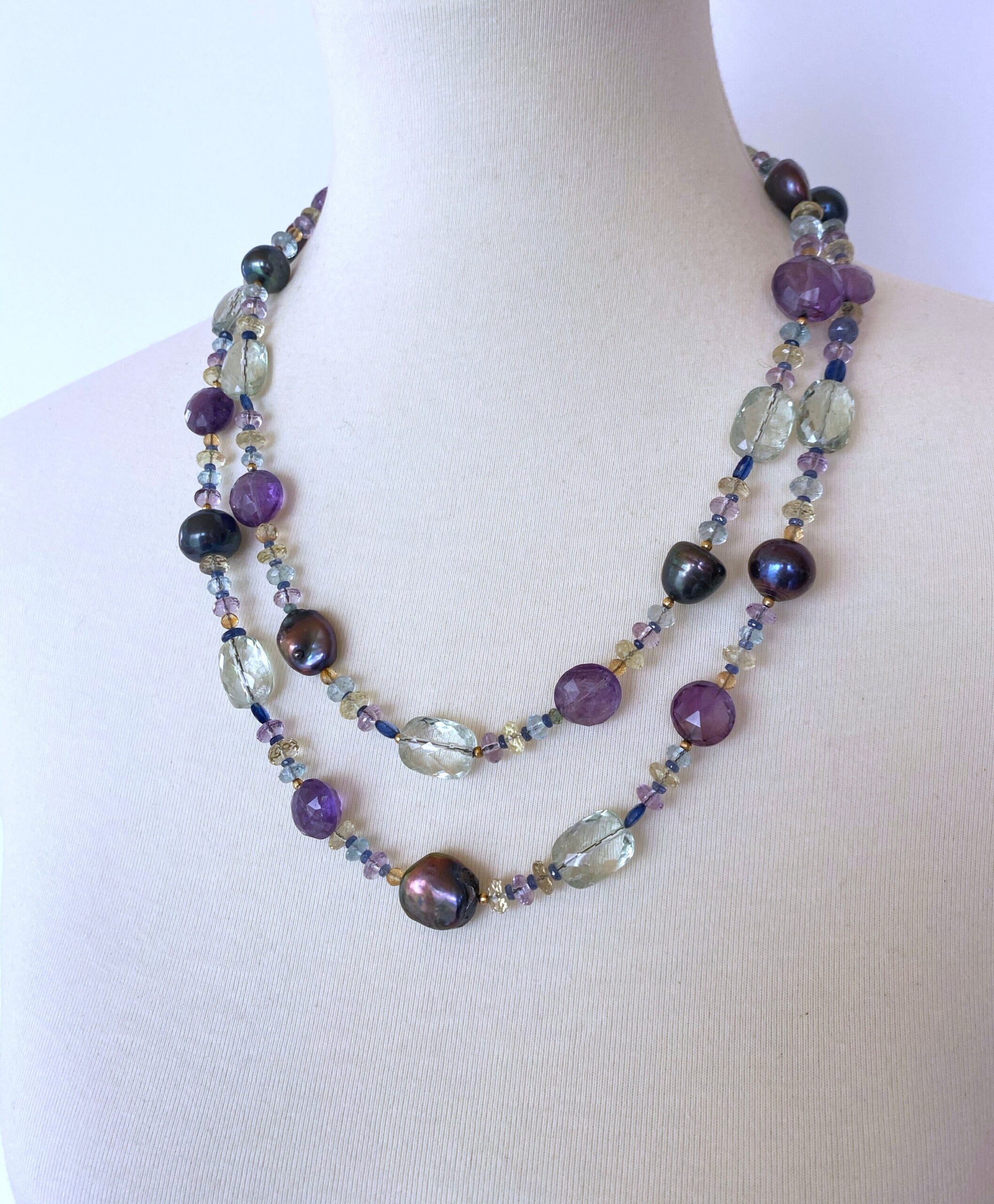 Black Pearl Sautoir with Semi-Precious Beads, gold parts and tassel - Image 9