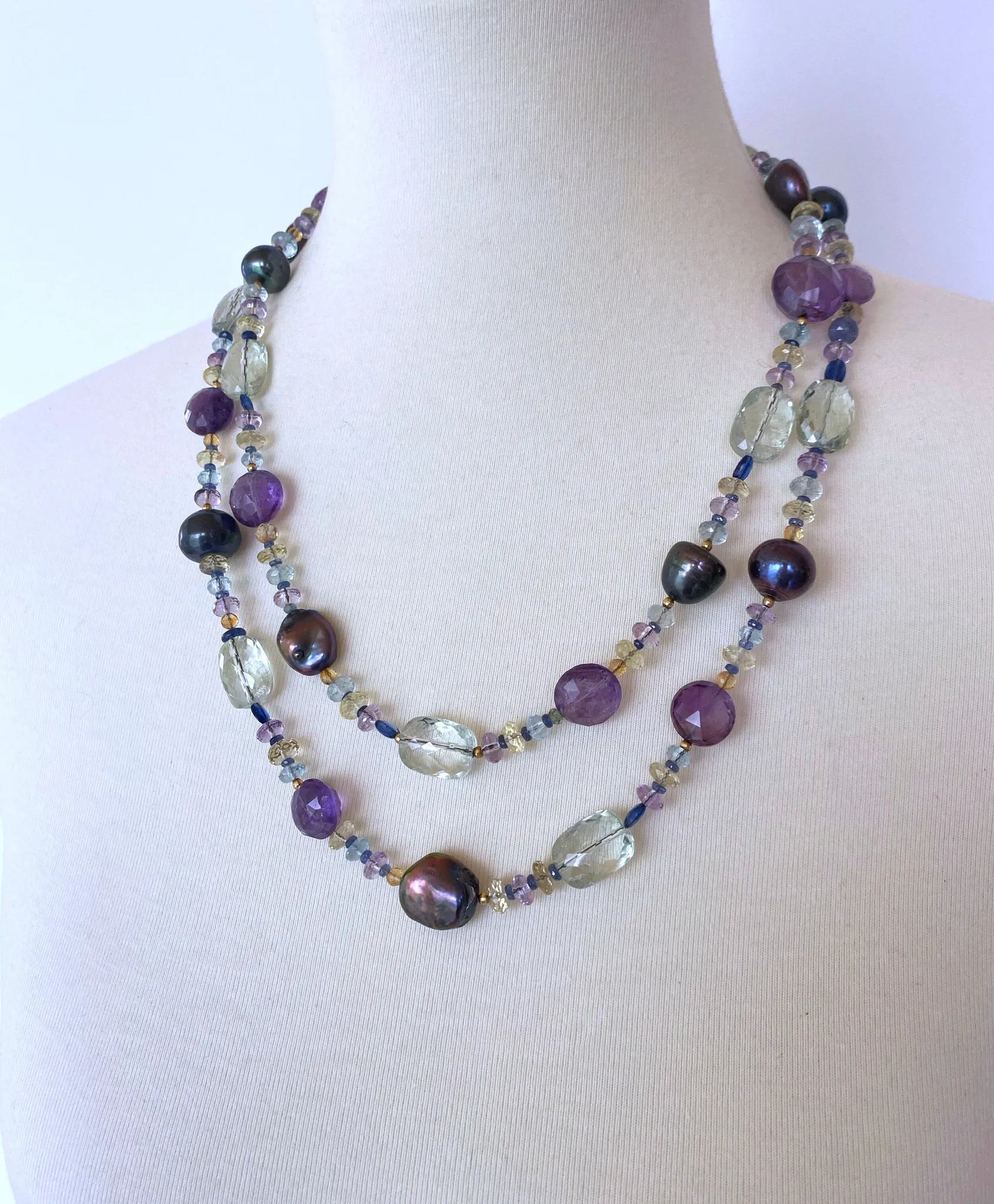 Black Pearl Sautoir with Semi-Precious Beads, gold parts and tassel - Image 10