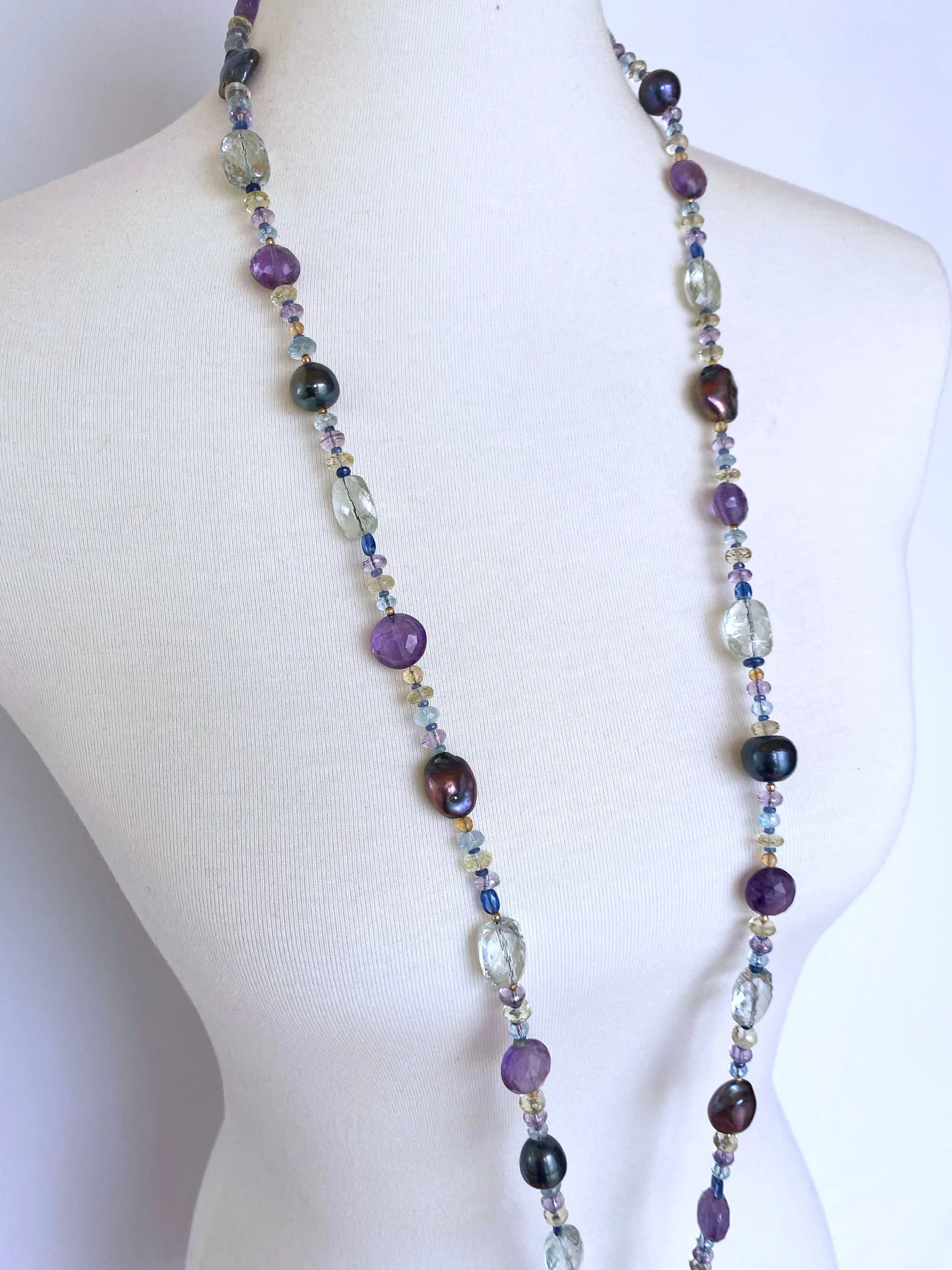 Black Pearl Sautoir with Semi-Precious Beads, gold parts and tassel - Image 12