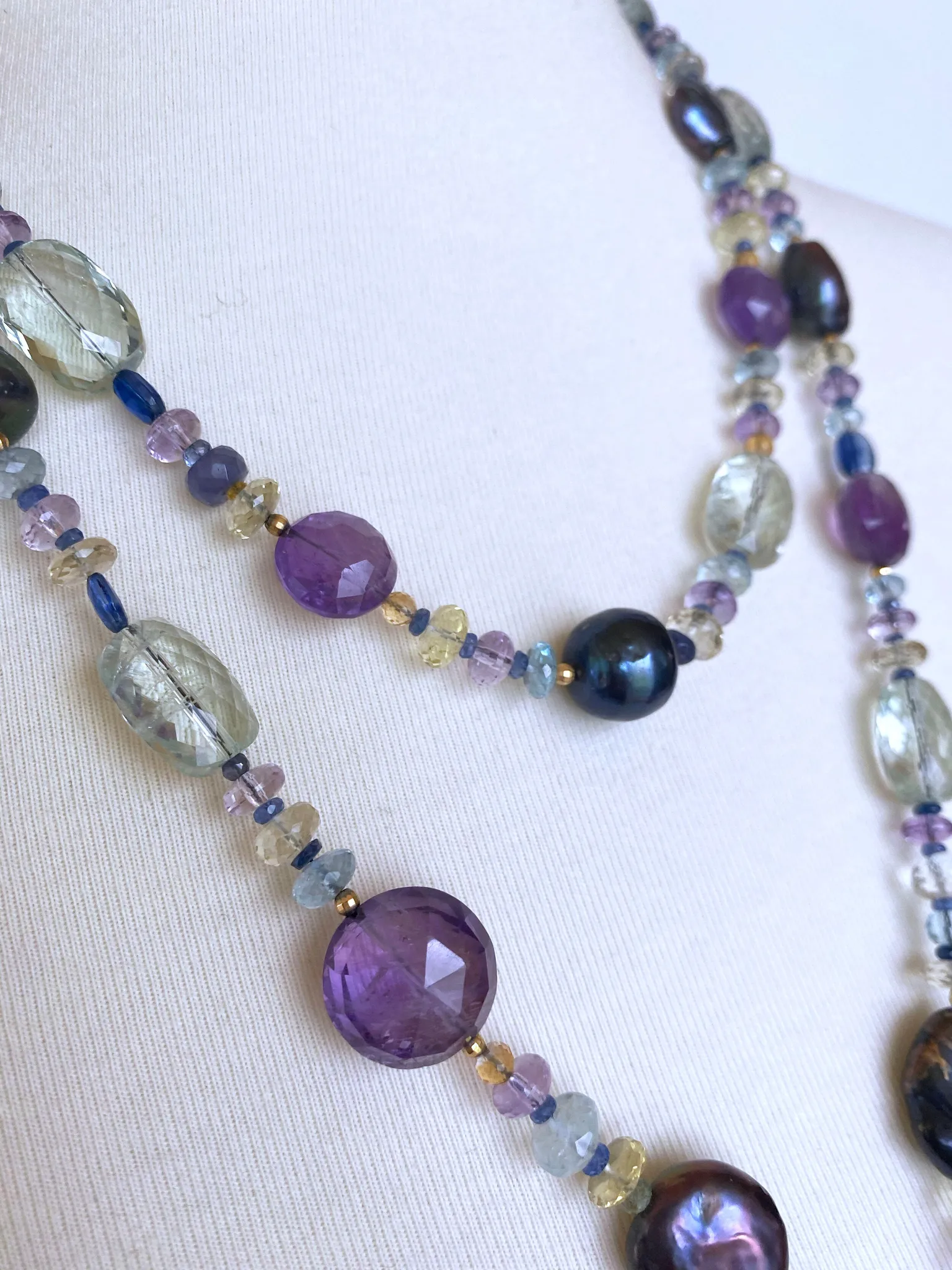 Black Pearl Sautoir with Semi-Precious Beads, gold parts and tassel - Image 24