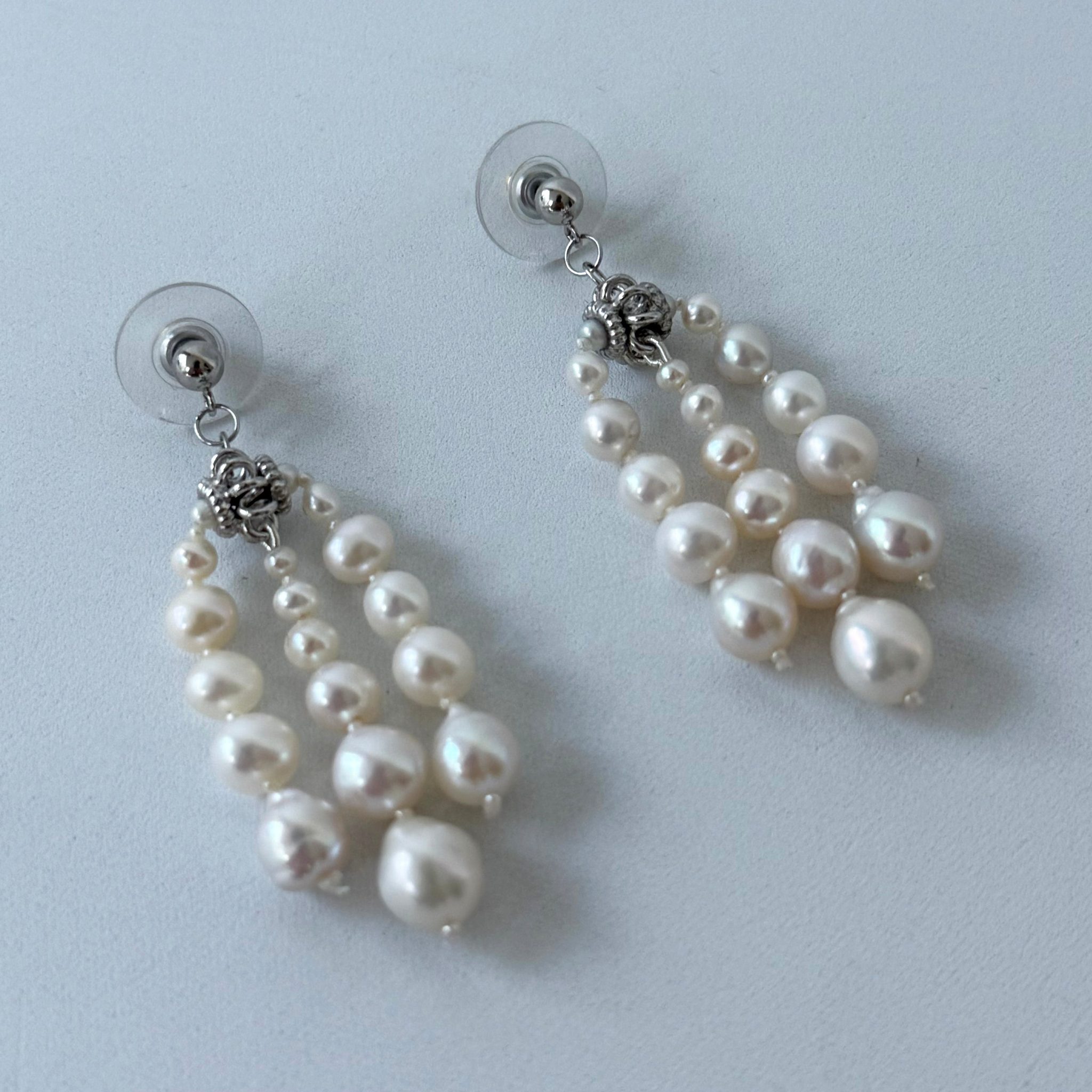 Graduated Pearl Raindrop Dangle Earring - Image 2