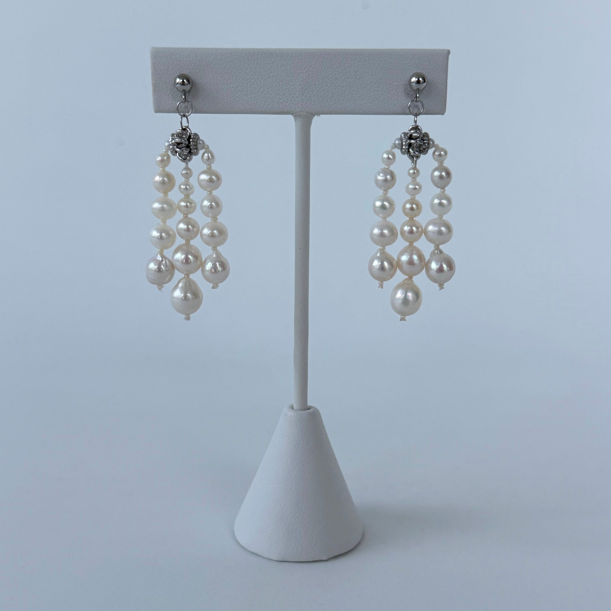 Graduated Pearl Raindrop Dangle Earring - Image 3